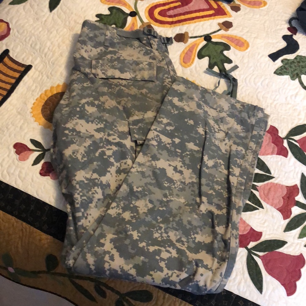 34 waist digital camo pants. Dirt stain on knee